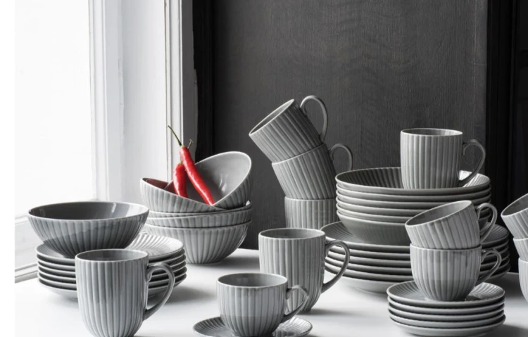 złote sztućce, modna porcelana, komplet sztućców 24 elementy, zestaw kieliszków do wina, porcelana bone china, elegancka zastawa stołowa, komplet sztućców 24 elementy, sklep z porcelaną, sklep z kieliszkami do wina.jpg