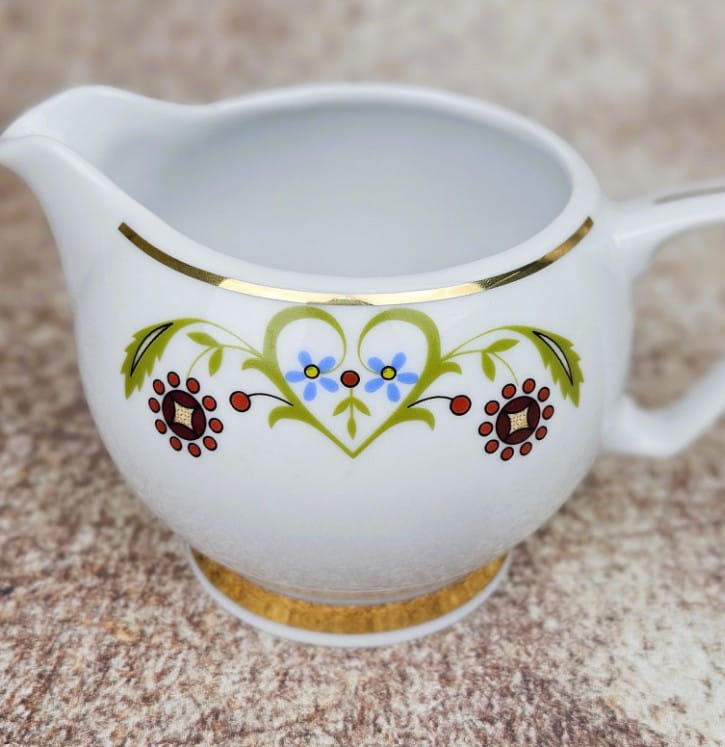 czarne sztućce, modna porcelana, talerze porcelanowe do zmywarkim, kieliszki do wina, kieliszki do szampana, kieliszki do whisky, szklanki do drinków, talerze deserowe, sklep z porcelaną.jpg