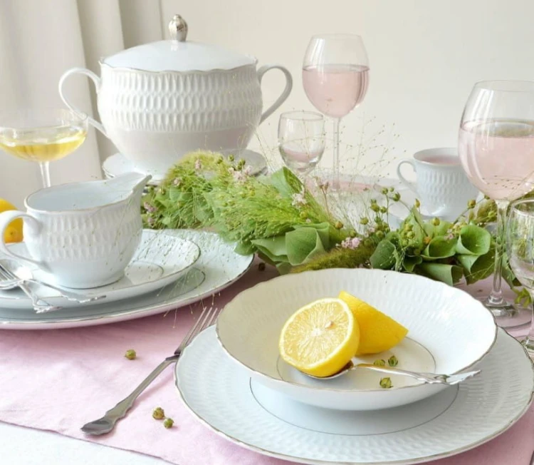 filiżanki porcelanowe, białe talerze, biała porcelana, porcelana na sztuki, kolorowa porcelana,.jpg