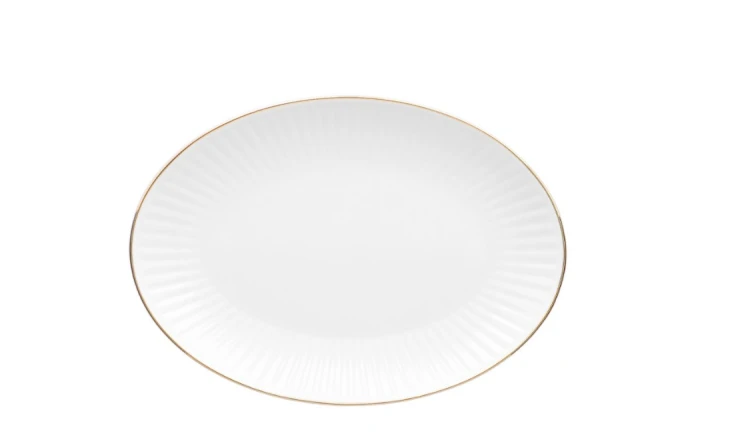 zastawy porcelanowe, talerze porcelanowe, talerze obiadowe, filiżanki porcelanowe, białe filiżanki, kieliszki do szampana, kieliszki do wina.jpg