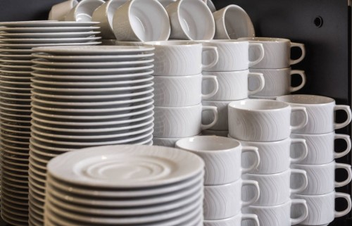 bulionówka, talerze, biała porcelana, biały talerz, filiżanka, spodeki do filiżanek, kieliszki do wina, kieliszek do wina, modna porcelana, sklep z porcelaną, lubiana, .jpg