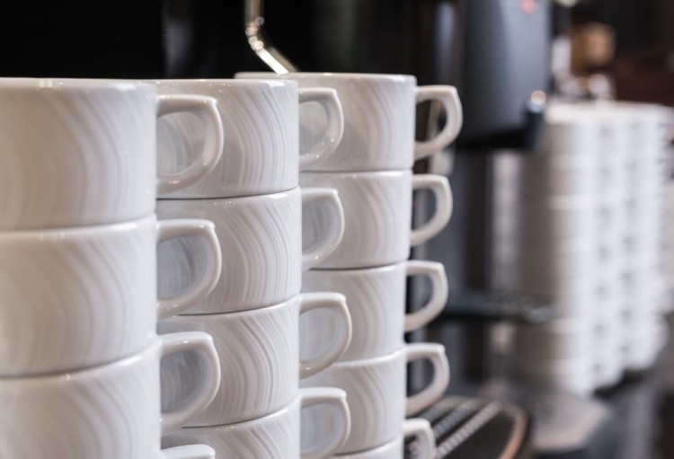 kubek porcelanowy, porcelanowy kubek, porcelanowe talerze, sklep z porcelaną, biały kubek,  modna porcelana, lubiana, sklepy z porcelaną, kubek na kawę, kieliszki do wina, lubiana.jpg