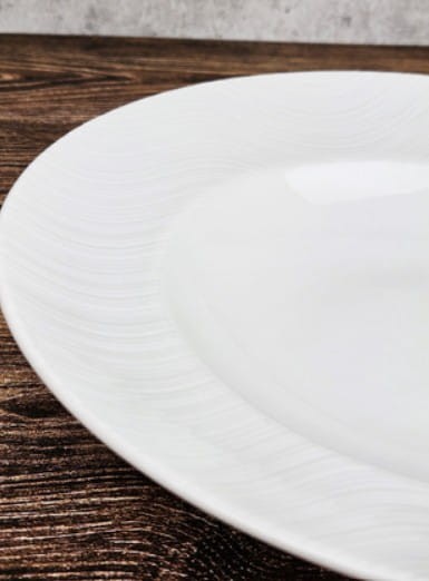 talerz biały, biały talerz, talerz głęboki, głebokie talerze, talerz na zupę, talerz procelanowy, talerze z porcelany, szklane kieliszki,  porcelanowe talerze, kieliszki do wina, sklep z porcelaną, modna porcelana, lubiana.jpg