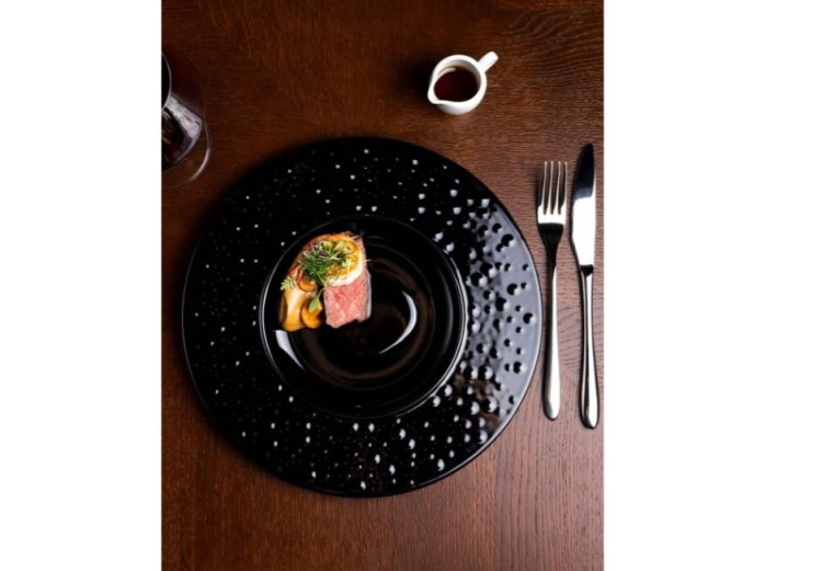 talerz porcelanowy, talerze porcelanowe, kieliszki do wina, modne talerze, modne kieliszki, porcelana, modna porcelana, szary talerz, sklep z porcelanę, talerze białe, białe talerze, lubiana.jpg