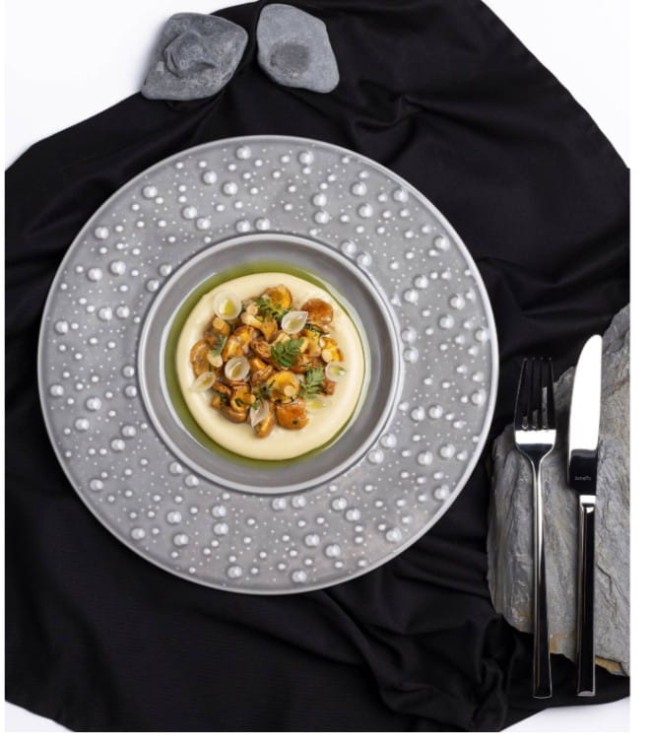 talerz porcelanowy, talerze porcelanowe, kieliszki do wina, porcelana, talerz w kropki, modna porcelana do domu, modna porcelana, szary talerz, sklep z porcelanę, talerze białe, białe talerze, lubiana.jpg