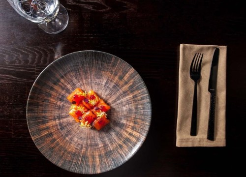 talerz porcelanowy, talerze porcelanowe, kieliszki do wina, porcelana, talerz w kropki, modna porcelana do domu, szary talerz, drewniane talerze, sklep z porcelanę, talerze białe, białe talerze, lubiana.jpg