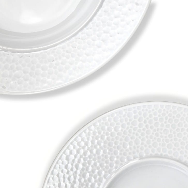 talerz porcelanowy, talerze porcelanowe, kieliszki do wina, porcelana, talerz w kropki, modna porcelana do domu, szary talerz, dekorowane talerze, drewniane talerze, sklep z porcelanę, talerze białe, białe talerze, lubiana.jpg