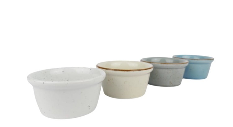 kieliszki do wina, sztućce, białe talerze, modne talerze, sklep z porcelaną, modna porcelana, lubiana, białe talerze, biała porcelana do domu, porcelanowe talerze, kubek na herbatę, biały kubek.png.jpg