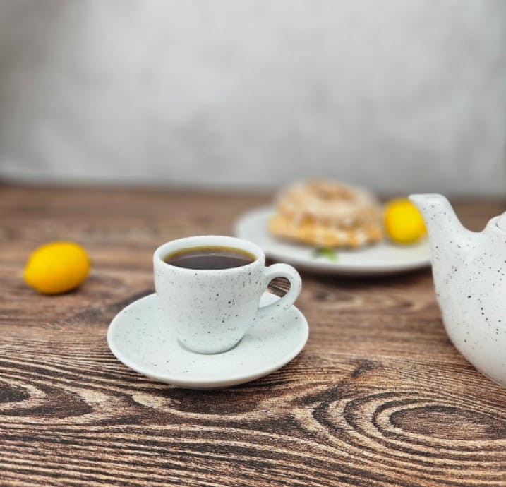 kieliszki do wina, sztućce, białe talerze, modne talerze, sklep z porcelaną, jasne filiżanki, filiżanka do herbaty, niebieska, białe filiżanki, kubek na herbatę,.jpg