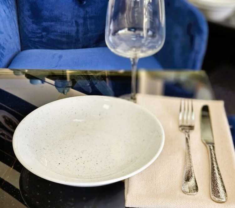 kieliszki do wina, sztućce, białe talerze, modne talerze, sklep z porcelaną, komplet porcelany, porcelanowe, .jpg