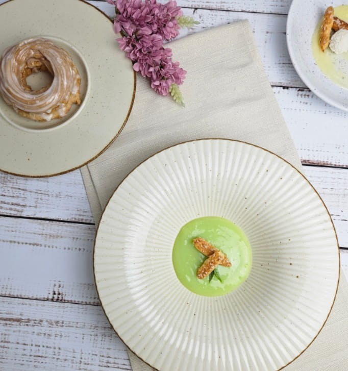 kieliszki do wina, sztućce, białe talerze, modne talerze, sklep z porcelaną, komplet porcelany, niebieska, białe filiżanki, kubek na herbatę,.jpg