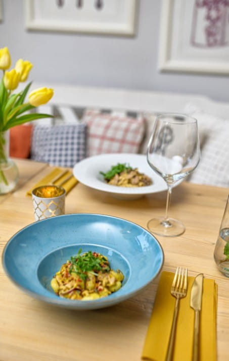 kieliszki do wina, sztućce, białe talerze, modne talerze, talerze, sklep z porcelaną, komplet porcelany, niebieska, białe filiżanki, kubek na herbatę,.jpg