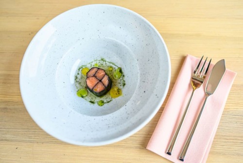 kieliszki do wina, sztućce, białe talerze, modne talerze, sklep z porcelaną, talerzem, talerz, talerze, komplet porcelany, porcelanowe, niebieska, białe filiżanki, kubek na herbatę,.jpg