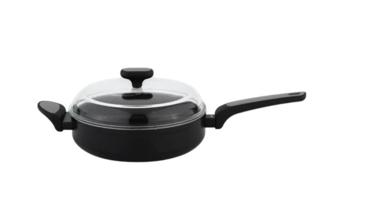 garnek, du,ży garnek, patelnie, noże stołowe, noże kuchenne, widelce, sztućce, .jpg