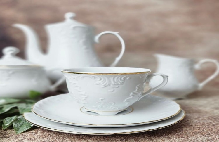 biała porcelana, elegancka porcelana, tassen porcelana, porcelana biała, sklepy z porcelaną, zestawy porcelany, beżowe talerze, niebieski kubek.jpg