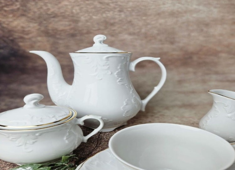 biała porcelana, elegancka porcelana, tassen porcelana, porcelana biała, 1 sklepy z porcelaną, zestawy porcelany, beżowe talerze, niebieski kubek.jpg