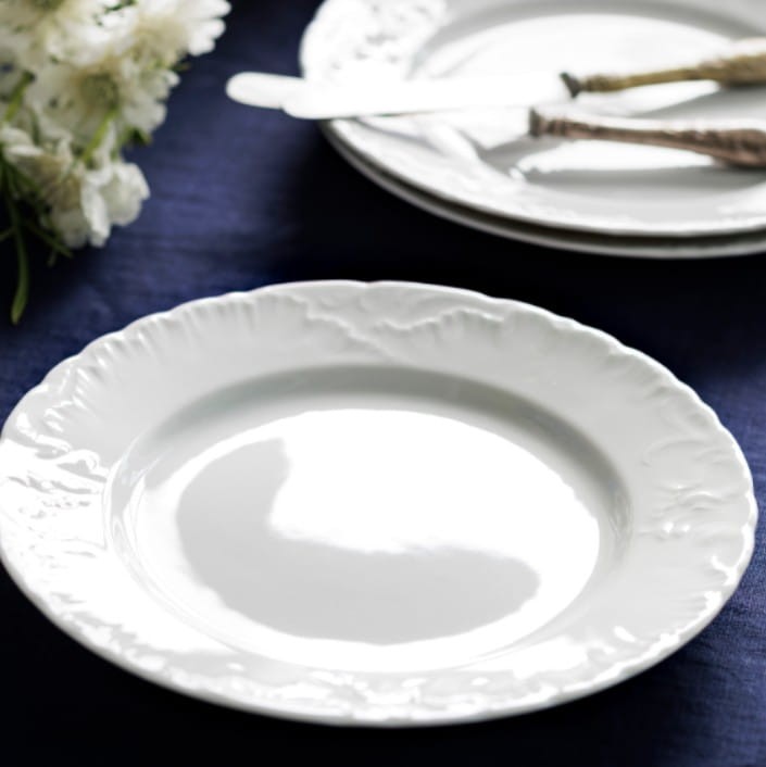 biała porcelana, elegancka porcelana, tassen porcelana, porcelana biała, sklepy z porcelaną, zestawy porcelany, beżowe talerze, niebieski kubek.jpg