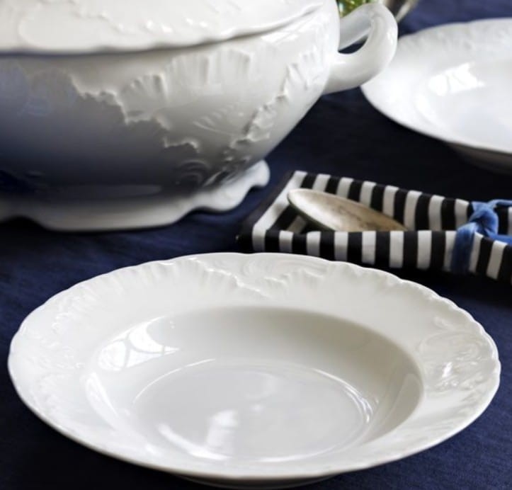 biała porcelana, elegancka porcelana, tassen porcelana, porcelana biała, sklepy z porcelaną, zestawy porcelany, beżowe talerze, niebieski kubek.jpg